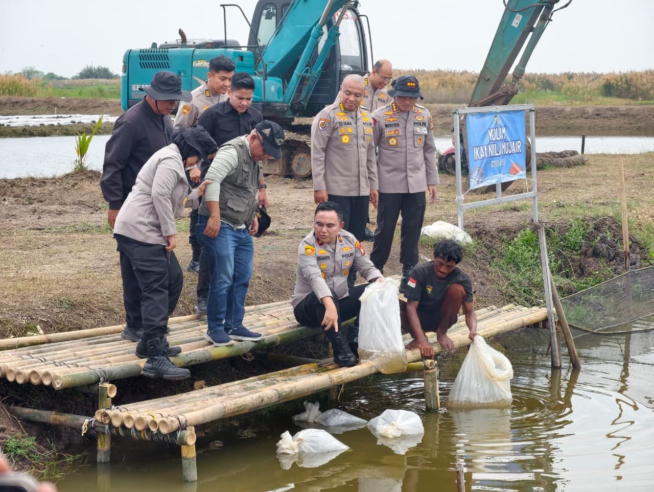 Polda Metro Jaya Tebar 37 Ribu Benih Ikan di Muara Gembong, Dukung Ketahanan Pangan